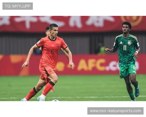 雨战中球衣沾满泥泞,球员技术动作仍保持精准 雨战中球衣沾满泥泞,球员技术动作仍保持精准